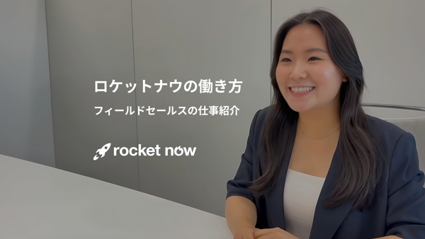 カメラに向かって笑顔を浮かべる人物