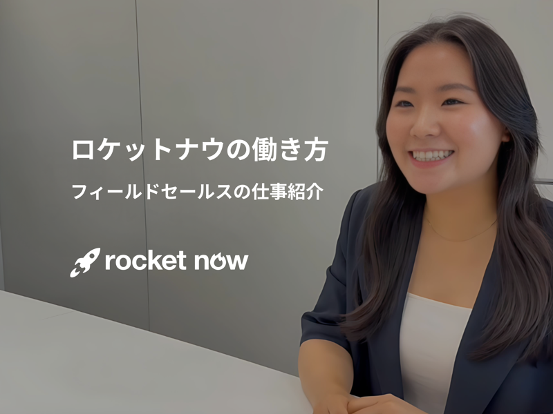 カメラに向かって笑顔を浮かべる人物