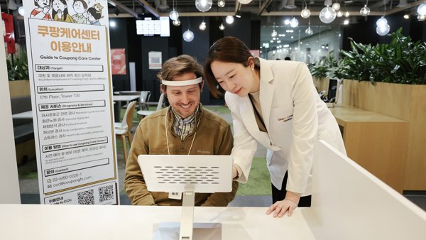 컴퓨터를 보고 있는 사람과 사람