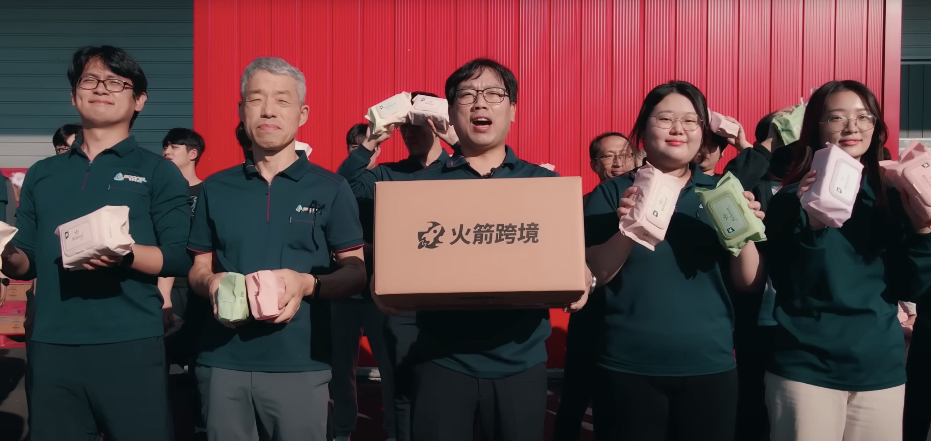 상자를 들고 있는 한 무리의 사람들