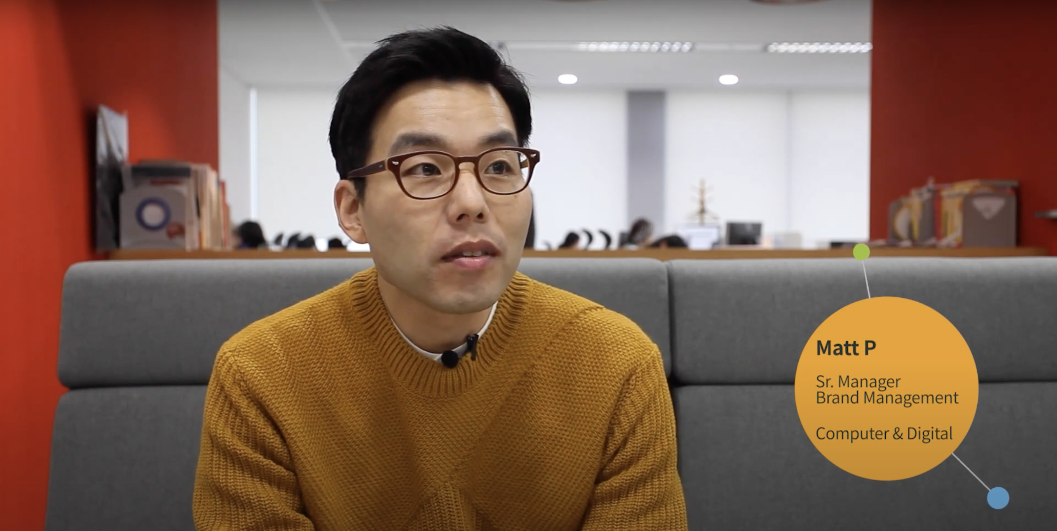 안경을 쓰고 노란색 스웨터를 입은 사람