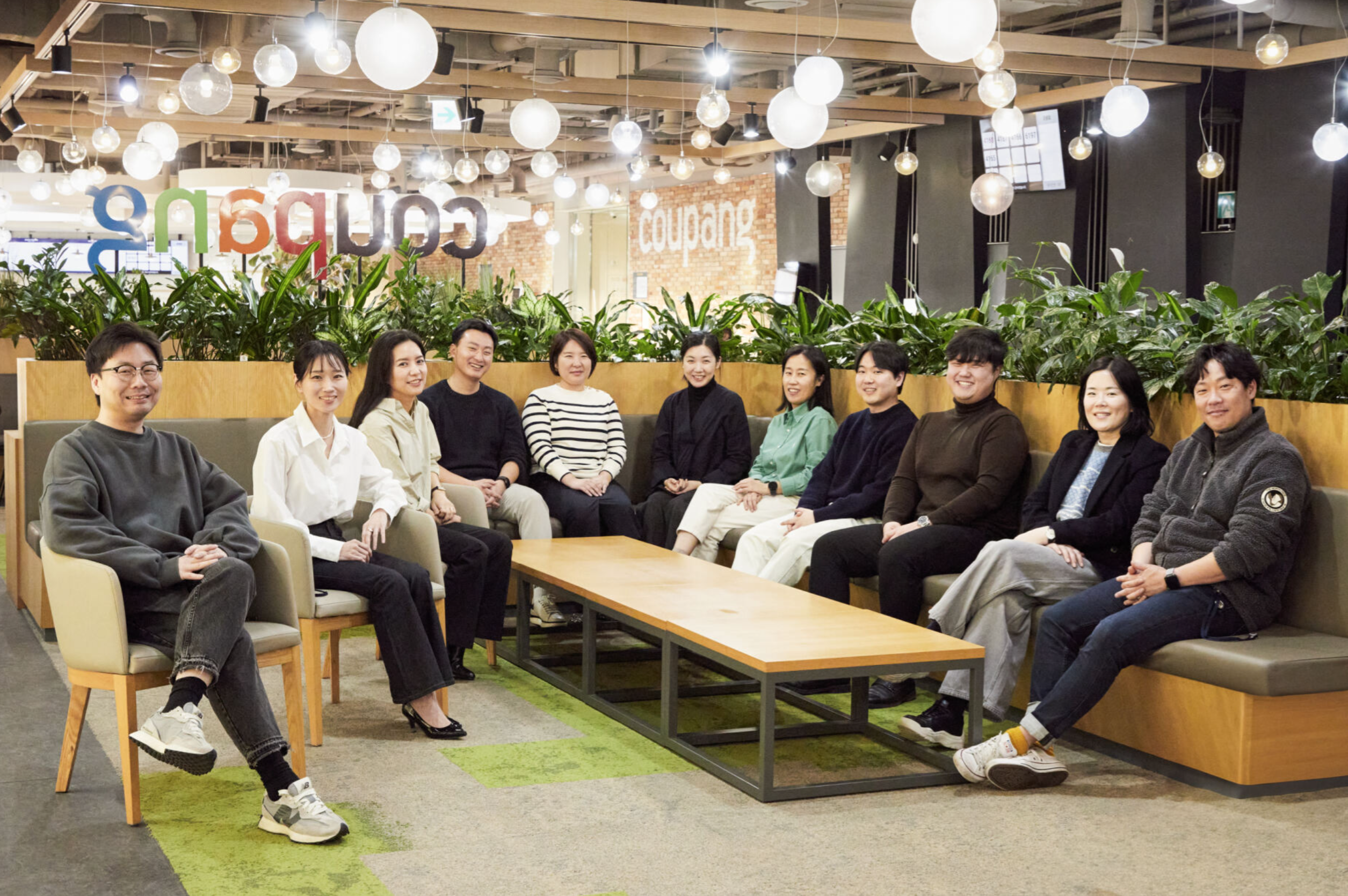 의자에 앉아있는 한 무리의 사람들