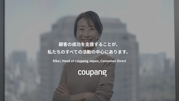 腕を組んで笑顔を浮かべている人
