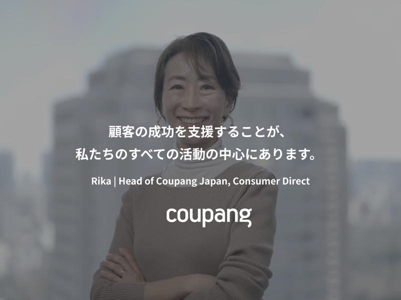 腕を組んで笑顔を浮かべている人