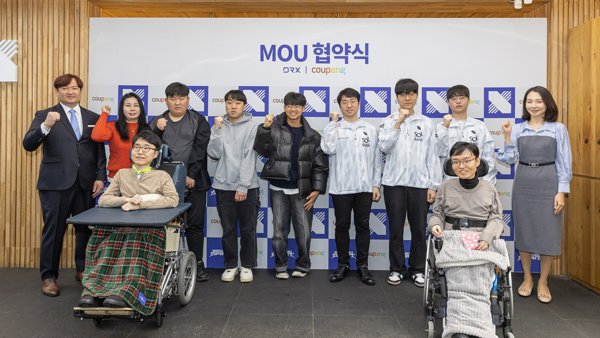 사진을 위해 포즈를 취하는 한 무리의 사람들