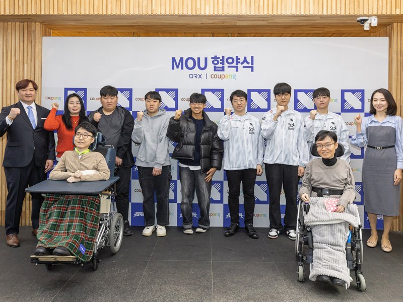 사진을 위해 포즈를 취하는 한 무리의 사람들