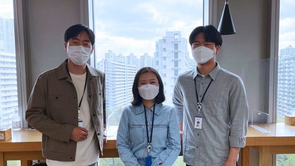 마스크를 착용한 사람들의 무리