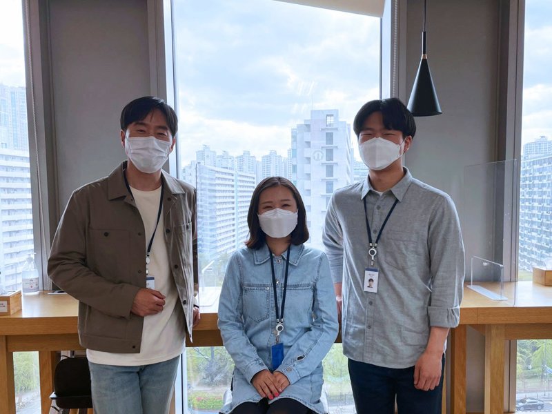 마스크를 착용한 사람들의 무리