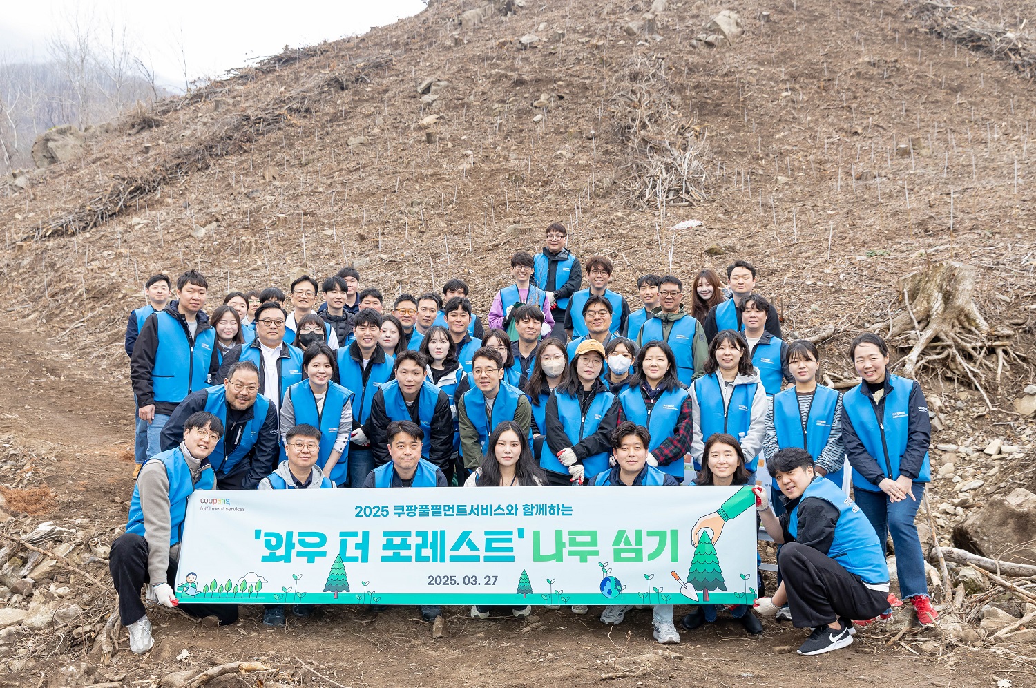 사진을 위해 포즈를 취하는 한 무리의 사람들