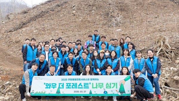 사진을 위해 포즈를 취하는 한 무리의 사람들