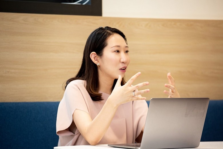 사람, 실내, 여자, 앉아있는이(가) 표시된 사진
자동 생성된 설명