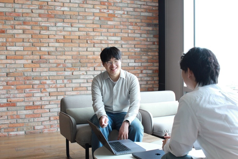 의류, 사람, 벽, 가구이(가) 표시된 사진

AI 생성 콘텐츠는 정확하지 않을 수 있습니다., 그림, 그림