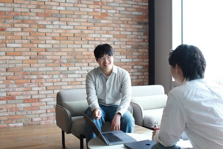 의류, 사람, 벽, 가구이(가) 표시된 사진

AI 생성 콘텐츠는 정확하지 않을 수 있습니다., 그림, 그림