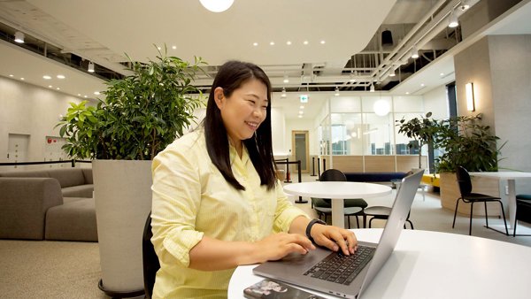 테이블에 앉아 노트북을 사용하는 사람