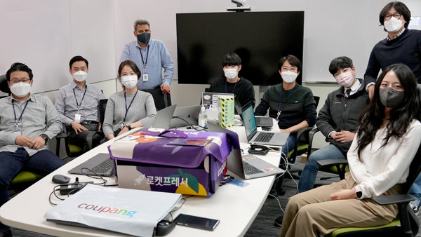 마스크를 착용한 사람들의 무리