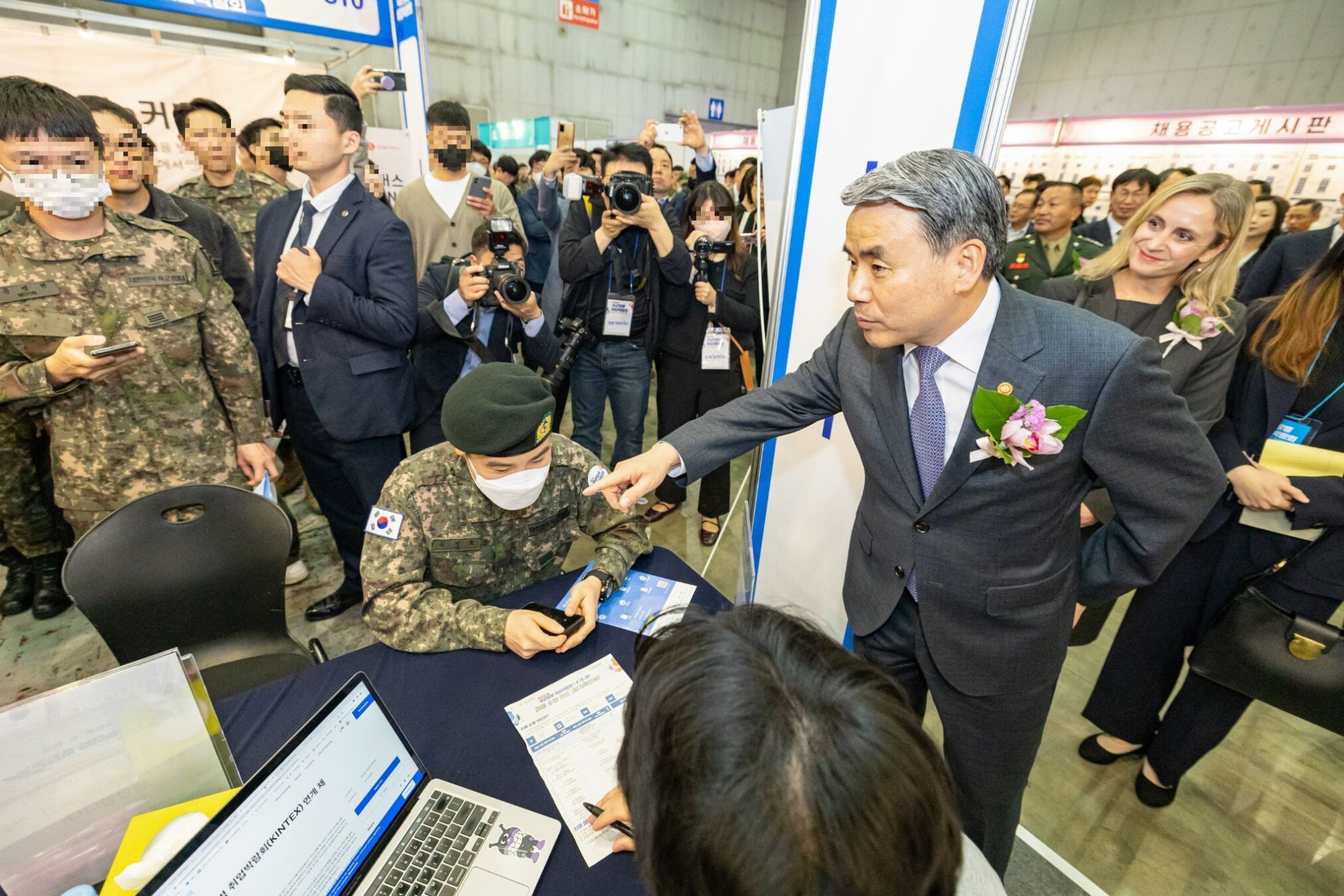 국군 취업박람회, 국방부장관이 먼저 찾은 기업은?