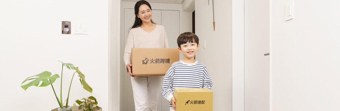 一個人和一個孩子拿著箱子