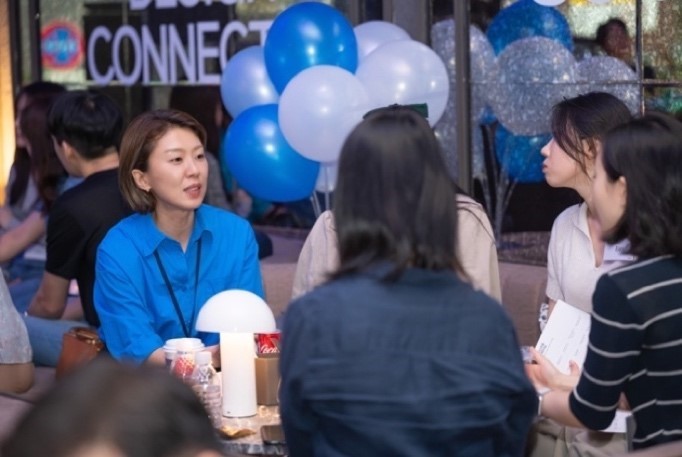 의류, 풍선, 사람, 인간의 얼굴이(가) 표시된 사진
자동 생성된 설명