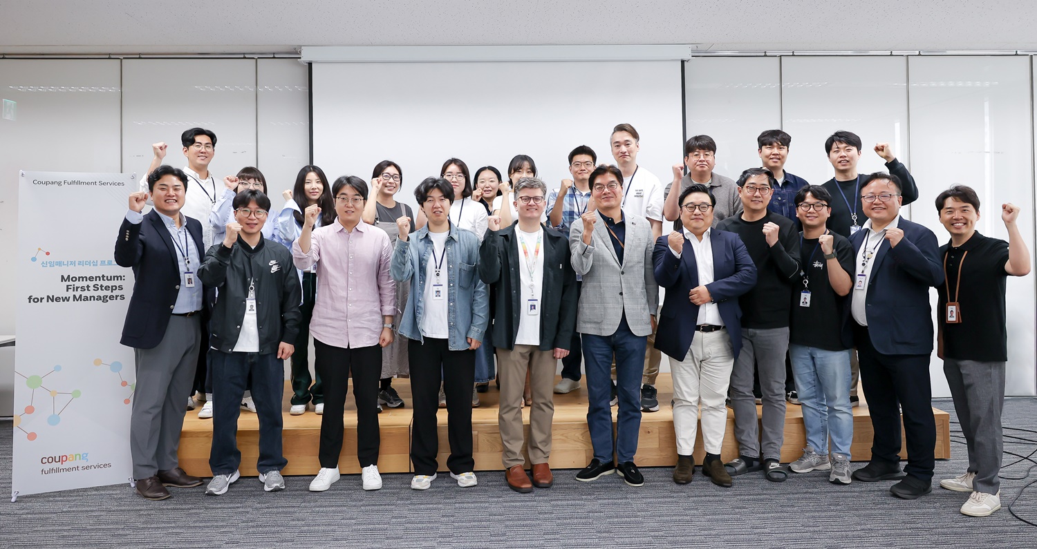 사진을 위해 포즈를 취하는 한 무리의 사람들