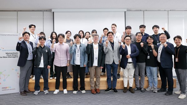 사진을 위해 포즈를 취하는 한 무리의 사람들