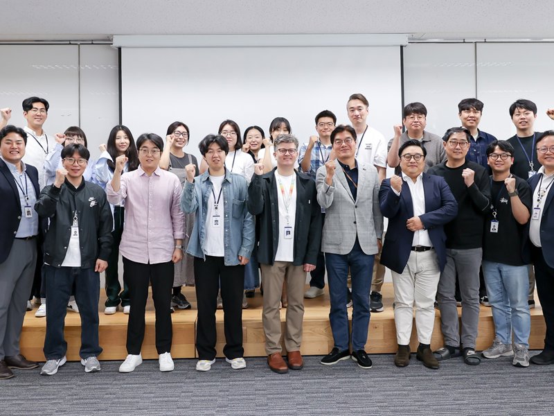 사진을 위해 포즈를 취하는 한 무리의 사람들