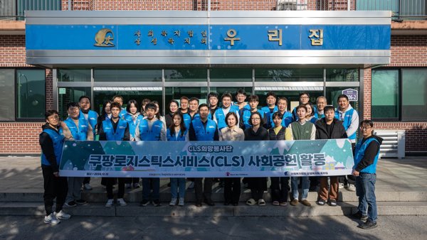 사진을 찍기 위해 포즈를 취하고 있는 한 무리의 사람들