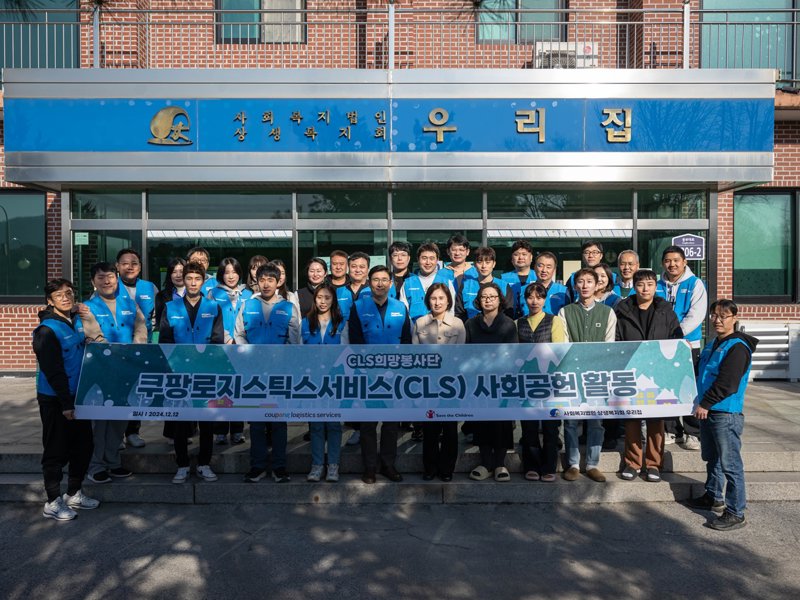 사진을 찍기 위해 포즈를 취하고 있는 한 무리의 사람들