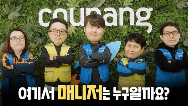 조끼를 입은 한 무리의 사람들이 사진을 찍기 위해 포즈를 취하고 있습니다.