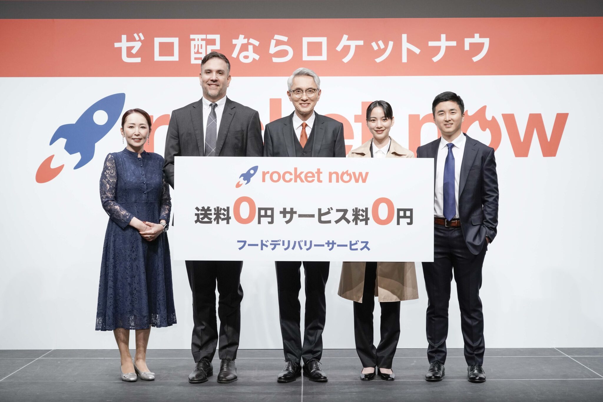 看板を持って一緒に立っている人々のグループ