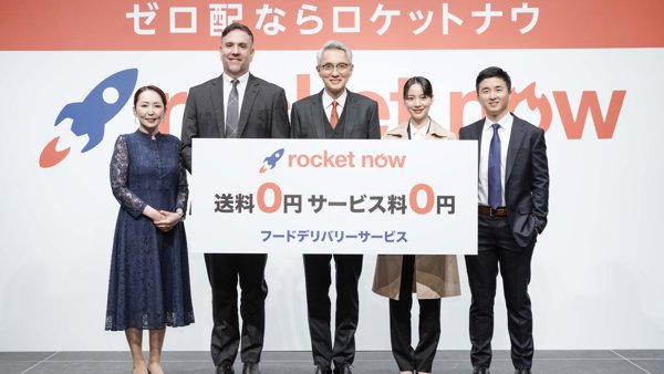 看板を持って一緒に立っている人々のグループ