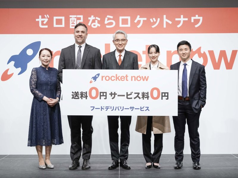 看板を持って一緒に立っている人々のグループ