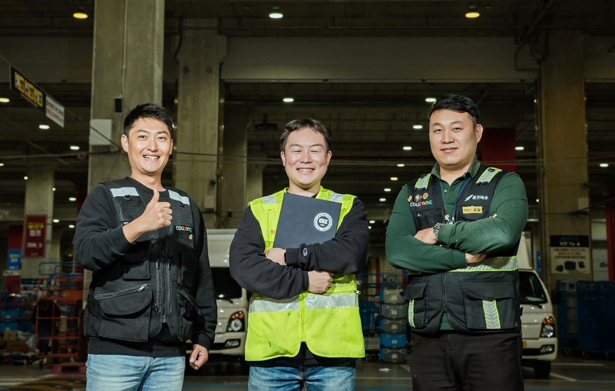 창고에 서 있는 한 무리의 남자들