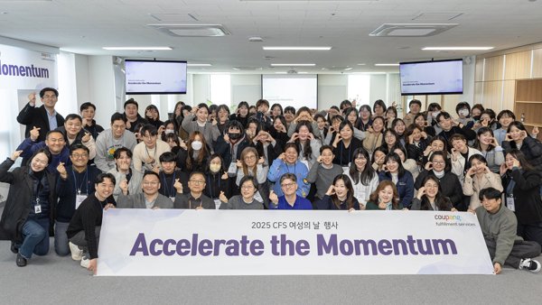 사진을 위해 포즈를 취하는 한 무리의 사람들