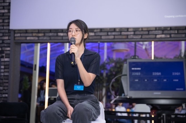 의류, 사람, 마이크, 텔레비전 프로그램이(가) 표시된 사진
자동 생성된 설명