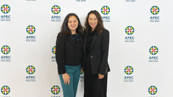 Coupang酷澎全球婦女倡議主席暨全球公關長 Marisa Lee(右)與美國商務部亞太事務副助理部長范培美(Pamela Phan)(左)於APEC企業領袖高峰會合影,代表coupang酷澎宣示投資計畫,創造女性就業,推動亞太地區多元共融。