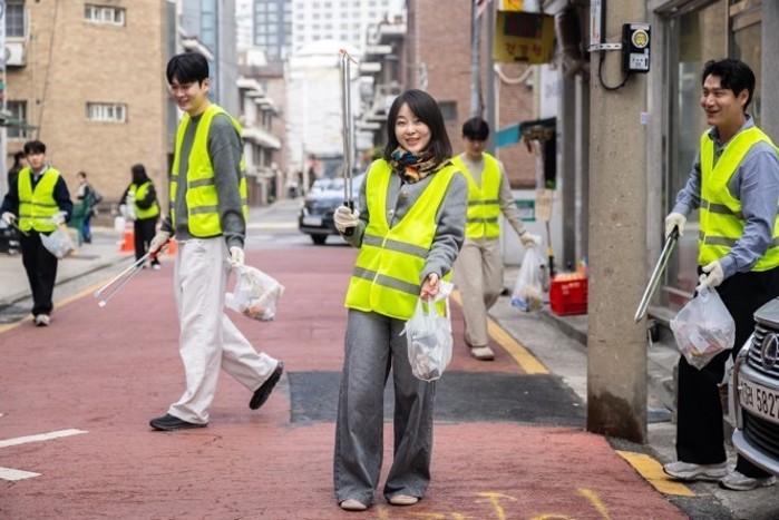 의류, 사람, 야외, 건물이(가) 표시된 사진

자동 생성된 설명