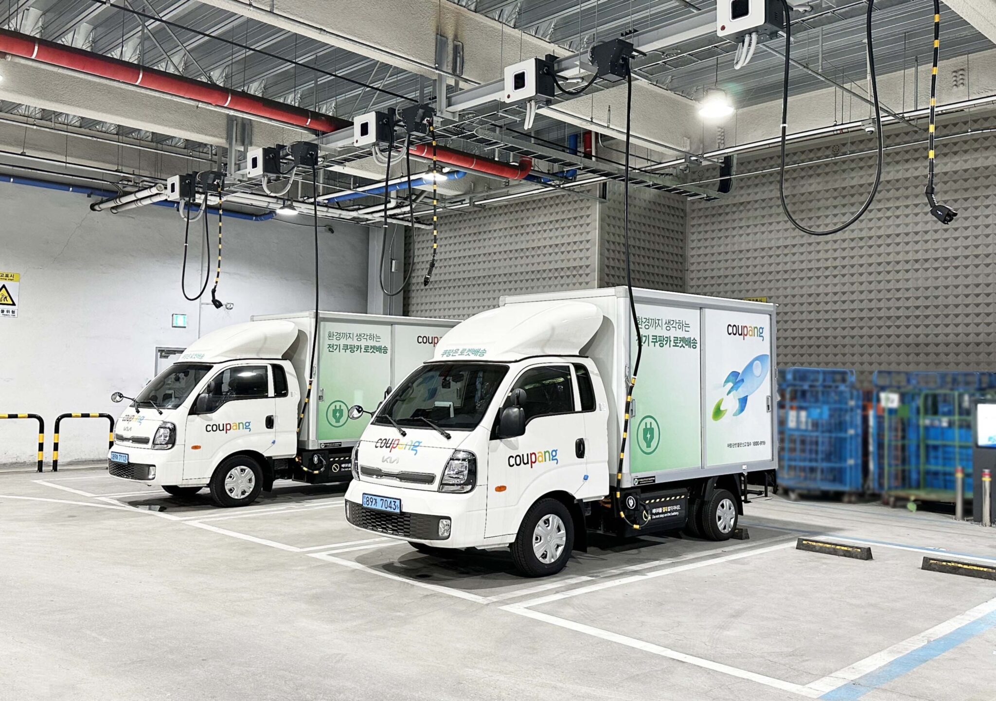 차고에 있는 두 대의 흰색 트럭