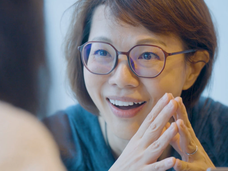 一個戴眼鏡的人微笑著