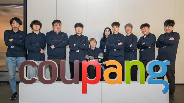 사진을 찍기 위해 포즈를 취하고 있는 한 무리의 사람들