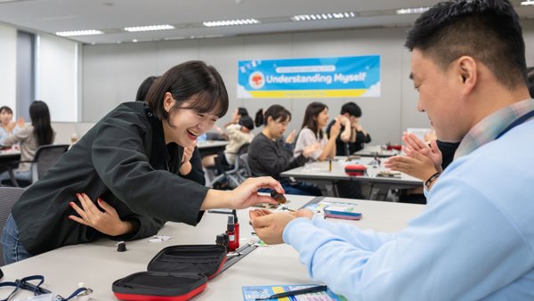 테이블에 앉아있는 사람과 사람