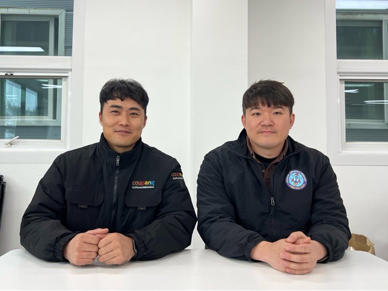 두 남자가 테이블에 앉아 있다