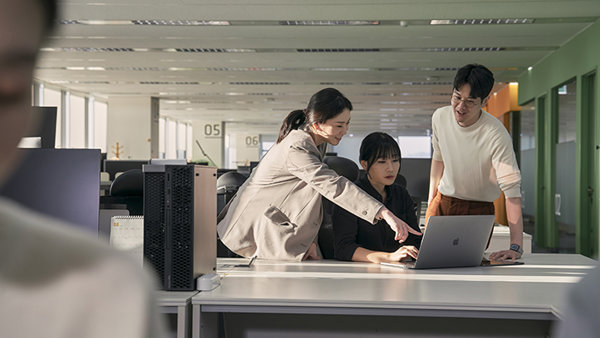 사무실에 있는 사람들의 그룹