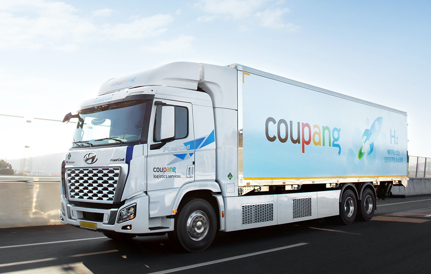 도로 위의 흰색 트럭