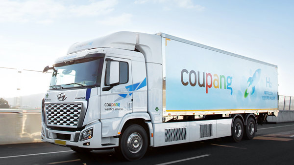 도로 위의 흰색 트럭