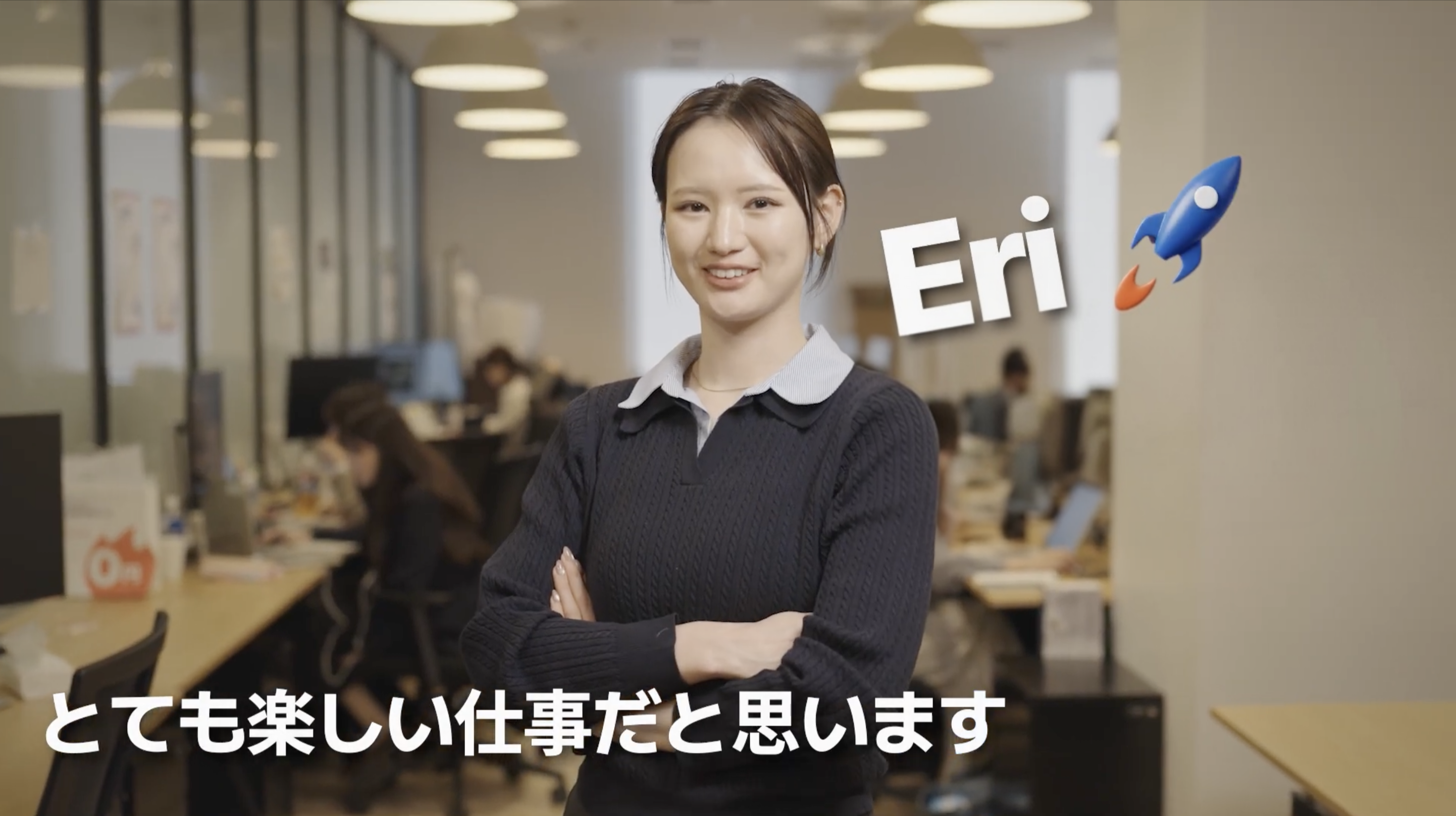 腕を組んで微笑む人