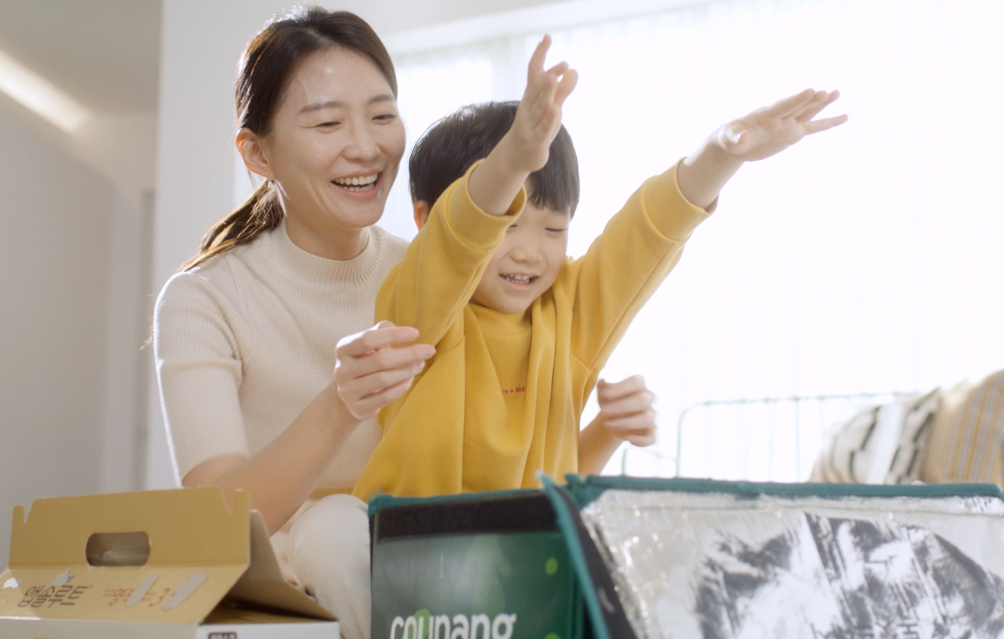 손을 들고 있는 사람과 아이