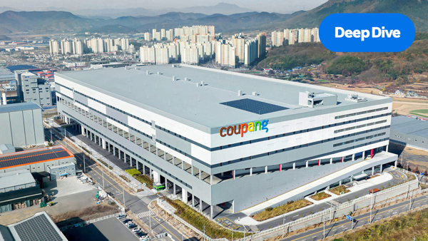 주차장과 도시를 배경으로 한 큰 건물