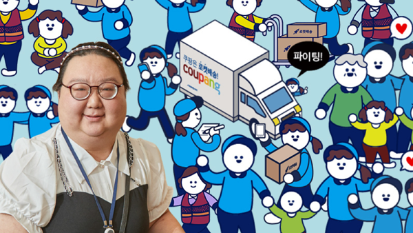 주변 사람들과 함께 웃고 있는 사람