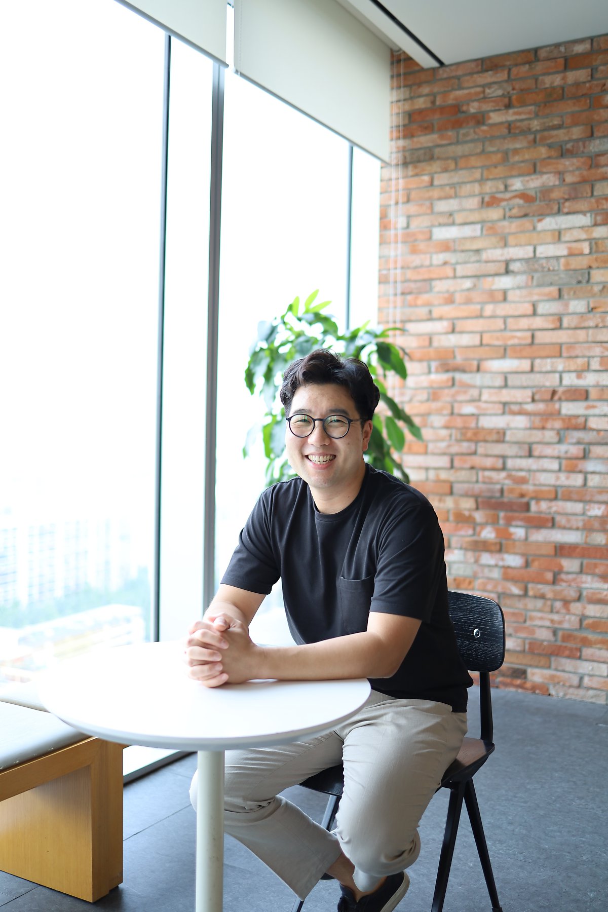 테이블에 앉아있는 사람