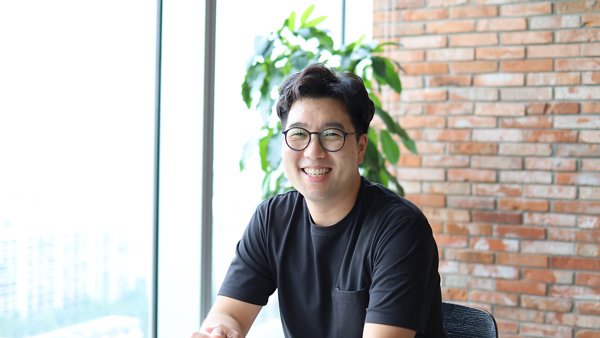 테이블에 앉아있는 사람